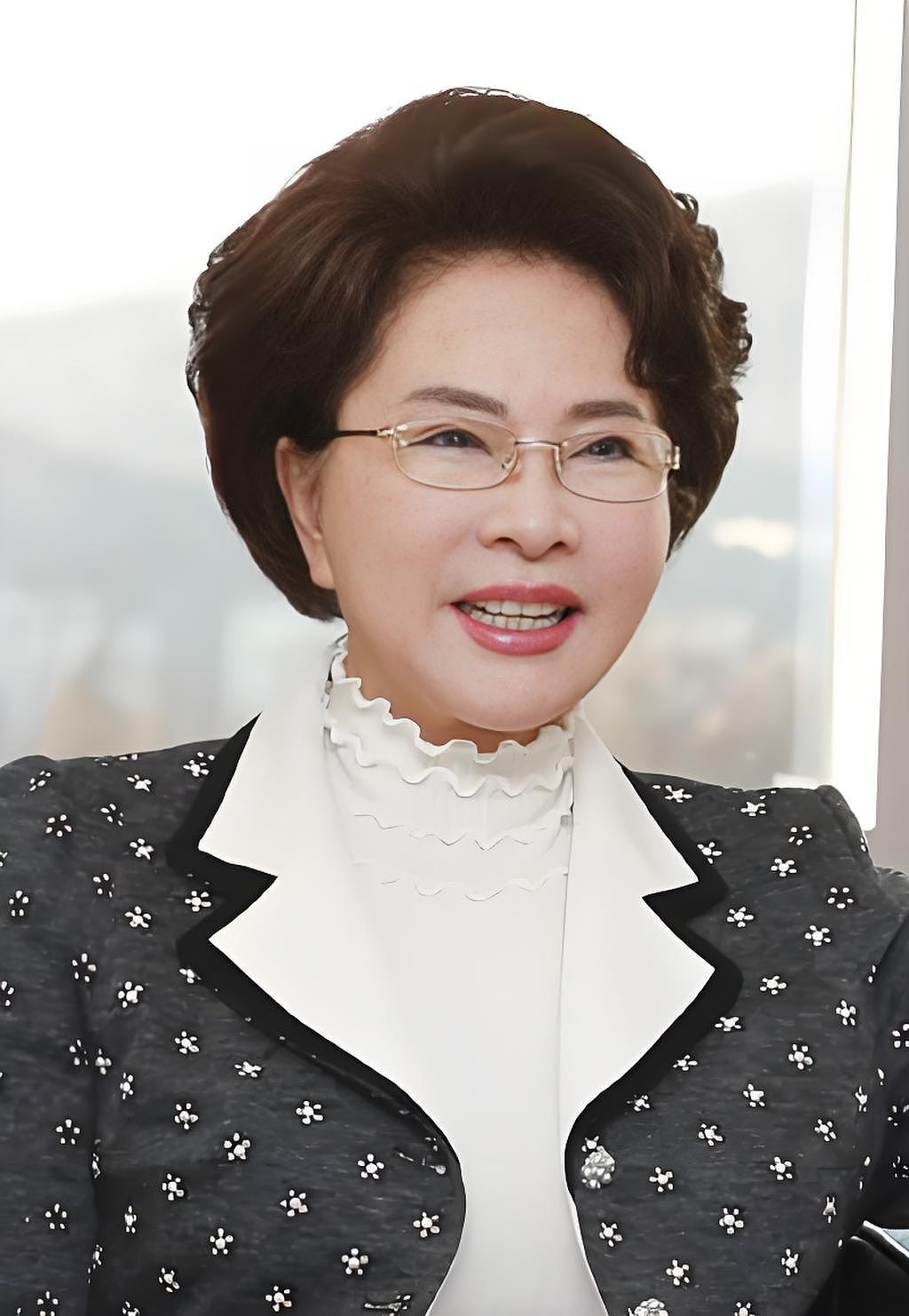 93岁“冻龄”女校长刷屏，人生赛过偶像剧（组图） - 1