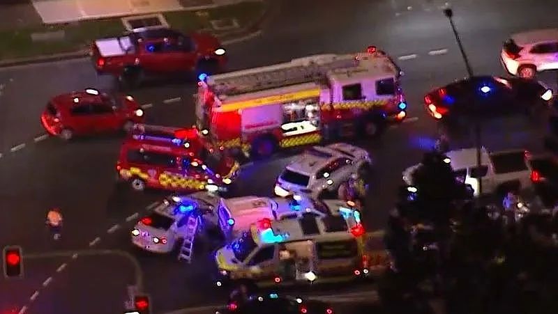 多人持械斗殴！墨尔本购物中心今天紧急封锁，顾客们四散躲避；警员开枪打死了驾车冲来的女司机，三名男子入院（组图） - 9