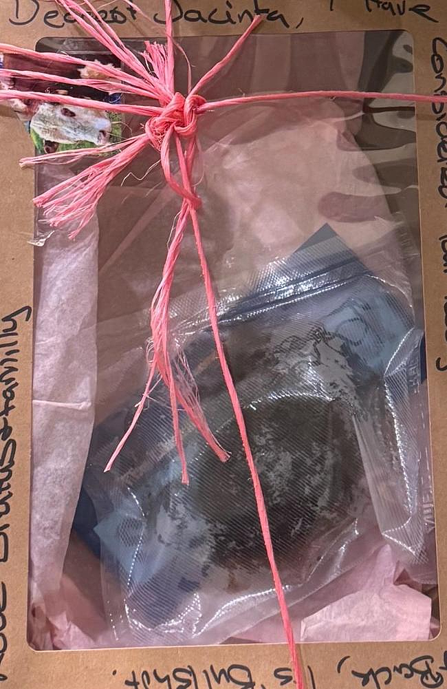维州州长收到牛粪做礼物！还是议员送的！维州政坛炸锅了（组图） - 2