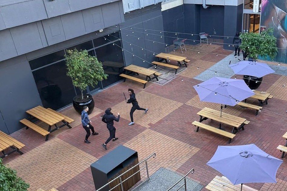 澳洲商场爆砍人全面封锁！10人斗殴1重伤，民众吓坏：地上沾满血（视频/图） - 1