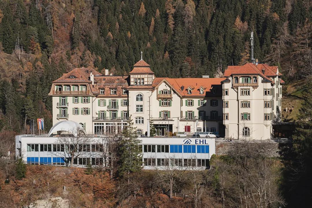 他砸300万RMB瑞士读酒店管理，回国前天塌了（组图） - 2