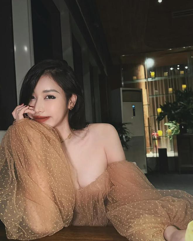 【美女】越南第一极品少妇身材，原来长这样，黑丝红唇太顶了（组图） - 8