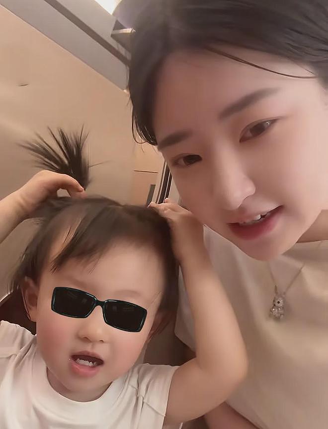王思聪给前女友刷礼物,被吐槽怎么不给女儿打钱,黄一鸣尴尬了(组图) - 21