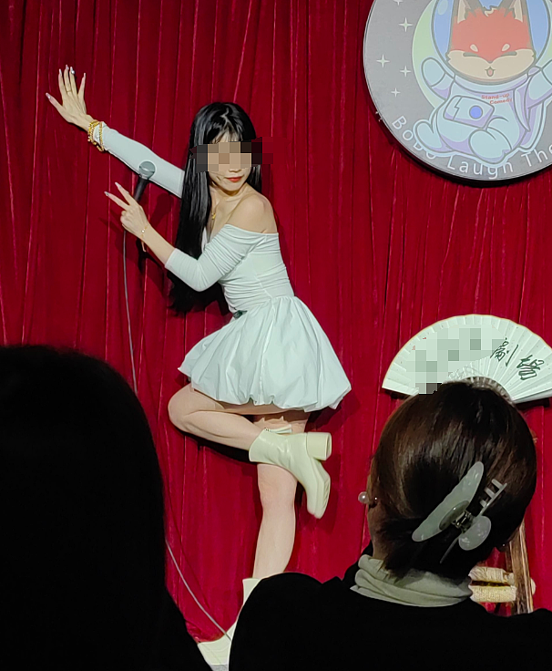 超短裙女演员让男观众摸大白腿后告对方猥亵,评论怒骂“我愿意≠你可以!”(组图) - 6