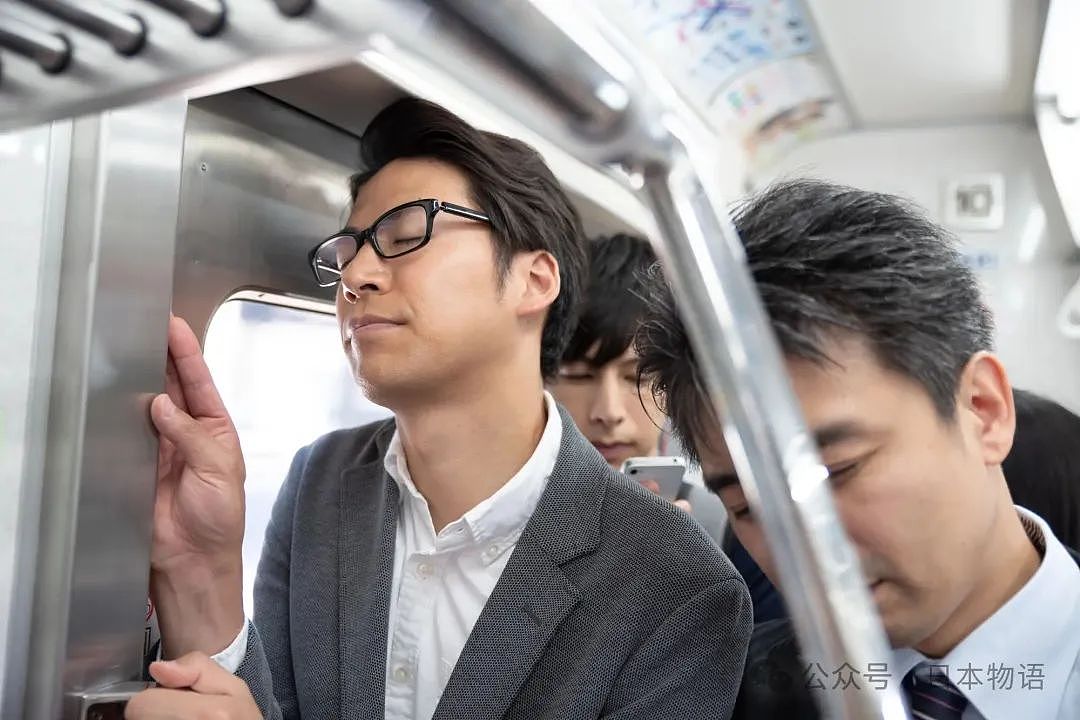 中国游客在日本电车上占据优先席大吃大喝，被两名日本辣妹怼了…（组图） - 6