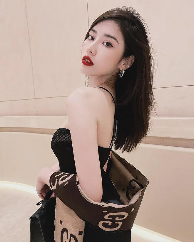 【美女】越南第一极品少妇身材，原来长这样，黑丝红唇太顶了（组图） - 17