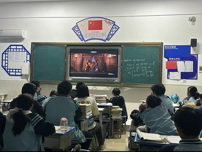 江西1中学教师上课3分钟放电影，网力挺：谁叫不给加班费（组图） - 1