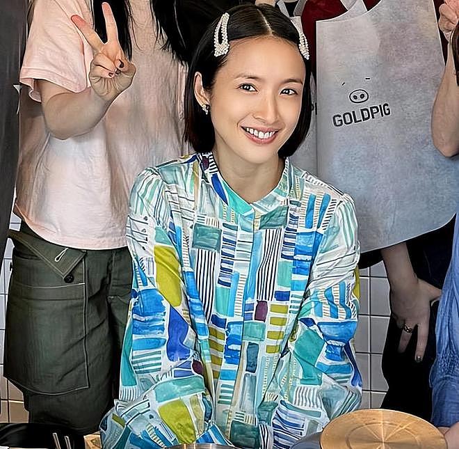 林依晨怀孕7个月露面,素颜瘦了很多,遮挡孕肚被众人保护(组图) - 2