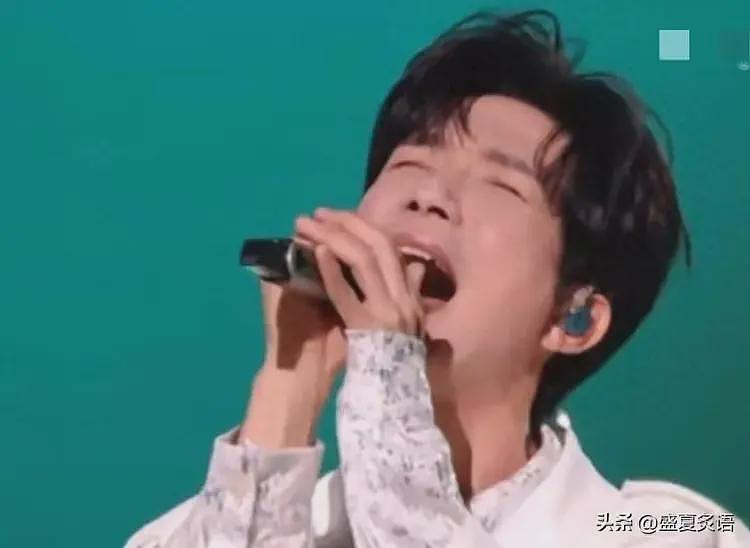 陈楚生冲上热搜首位，舞台出现重大失误，网友：成天抽烟喝酒所致（组图） - 1
