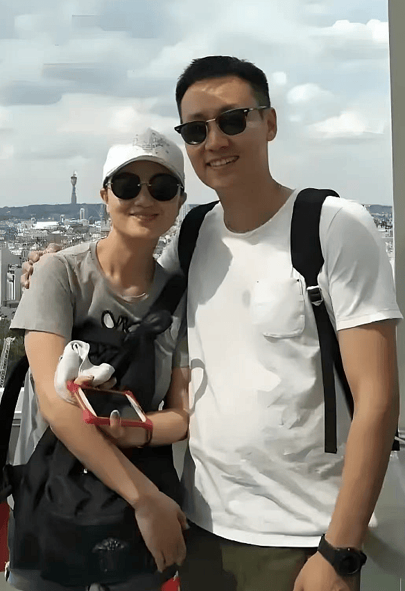 朱媛媛参加女儿入队照片被扒,本本好优秀,从小钢琴绘画样样精通(组图) - 1