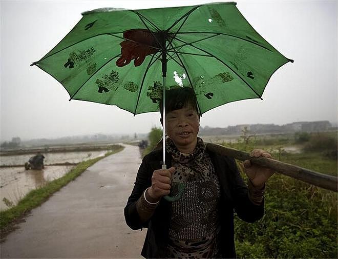 揭秘“双性人”真实生活!上身女人下身男人,为避险独居深山40年(组图) - 10