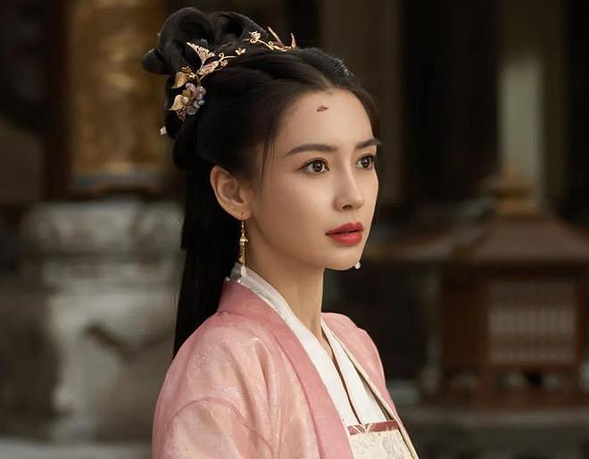 36岁杨颖现身活动，身材消瘦神色拘谨，复出新剧被曝给李沁作配（组图） - 15