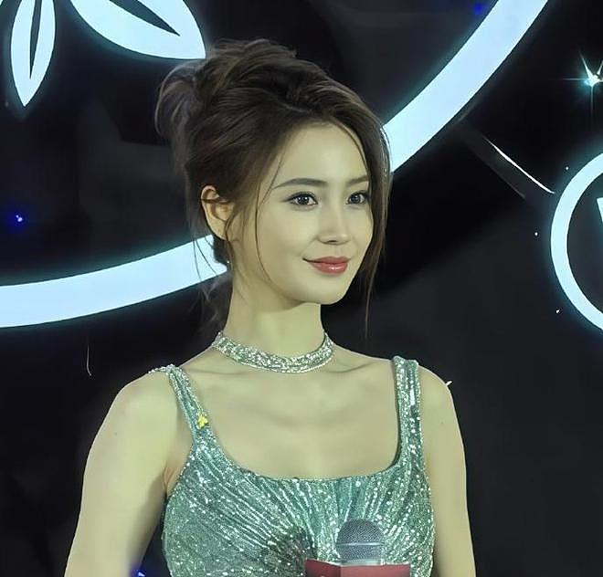 36岁杨颖现身活动，身材消瘦神色拘谨，复出新剧被曝给李沁作配（组图） - 1