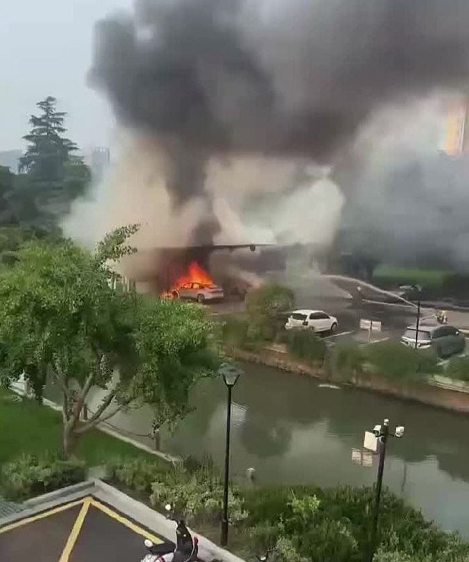 苏州充电站多辆私家车起火,蔚来:其他品牌车辆引燃(视频/组图) - 4