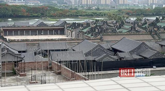 耗资上亿的违建豪宅已开始拆除？知情人：牌楼已铺盖黑布（组图） - 1