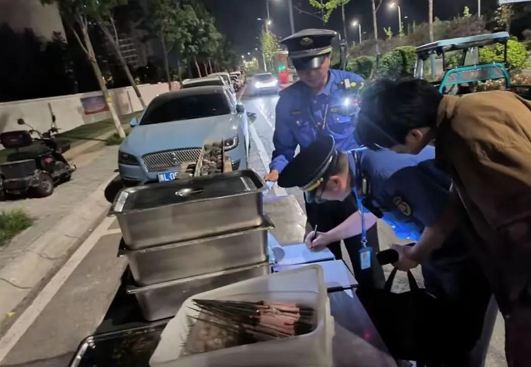 山东滨州商贩“硬钢”城管引围观，场面一度失控，知情人爆料细节（组图） - 3