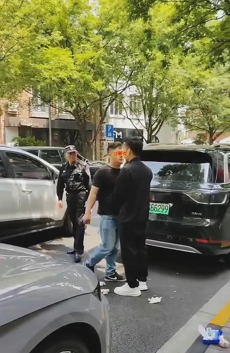 上海一美女街头车震被捉奸,擦拭纸巾扔一地,丈夫一句话信息量大(组图) - 3