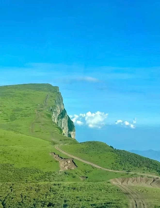 “地球边缘”龙头山大断崖被越野车留下“伤痕”?当地回应:已封山管控并着手进行规划开发(图) - 1