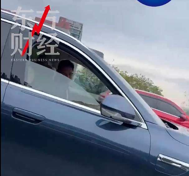 网友称偶遇华为余承东“开车睡着”，打招呼被秒回，引驾驶安全争议（组图） - 3