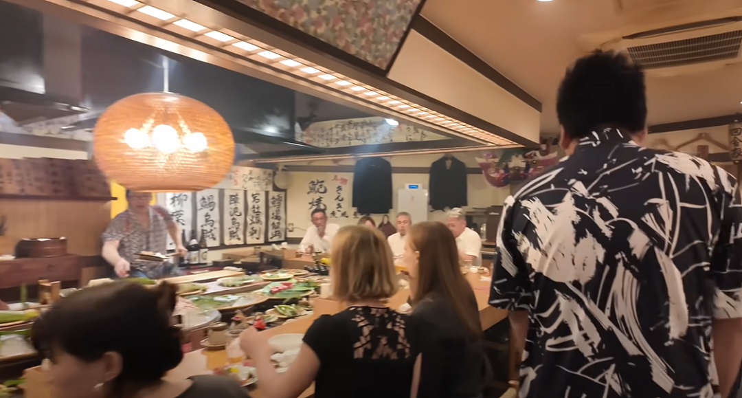 美女奥斯卡影后进寿司店用餐,邻座小伙埋头狂吃整整30分钟都没发觉!回看视频悔死了(组图) - 1