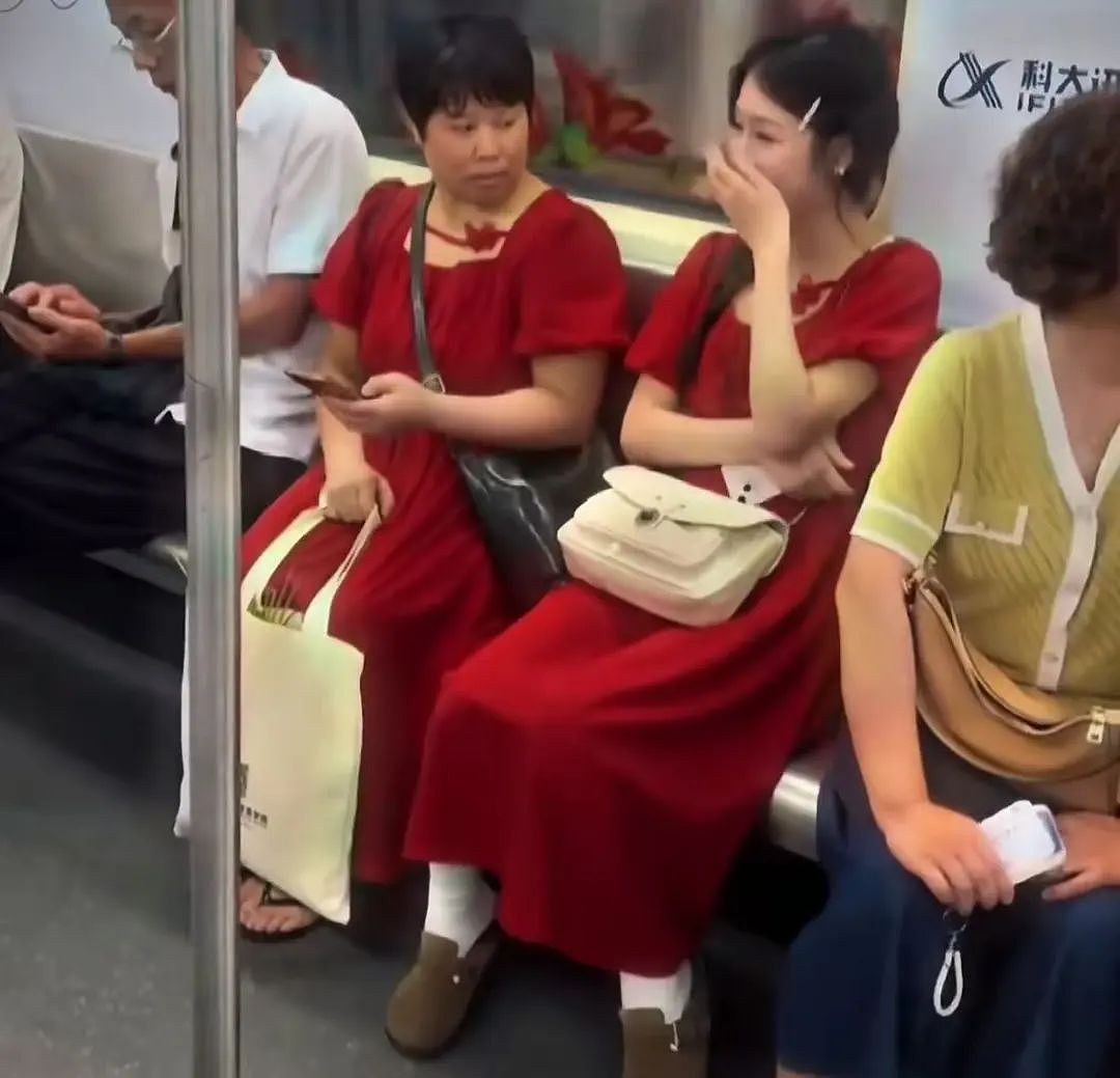 【爆笑】“撞衫经历到底能尴尬到什么地步...？”大爷大妈：穿的像我你无需自卑（组图） - 5