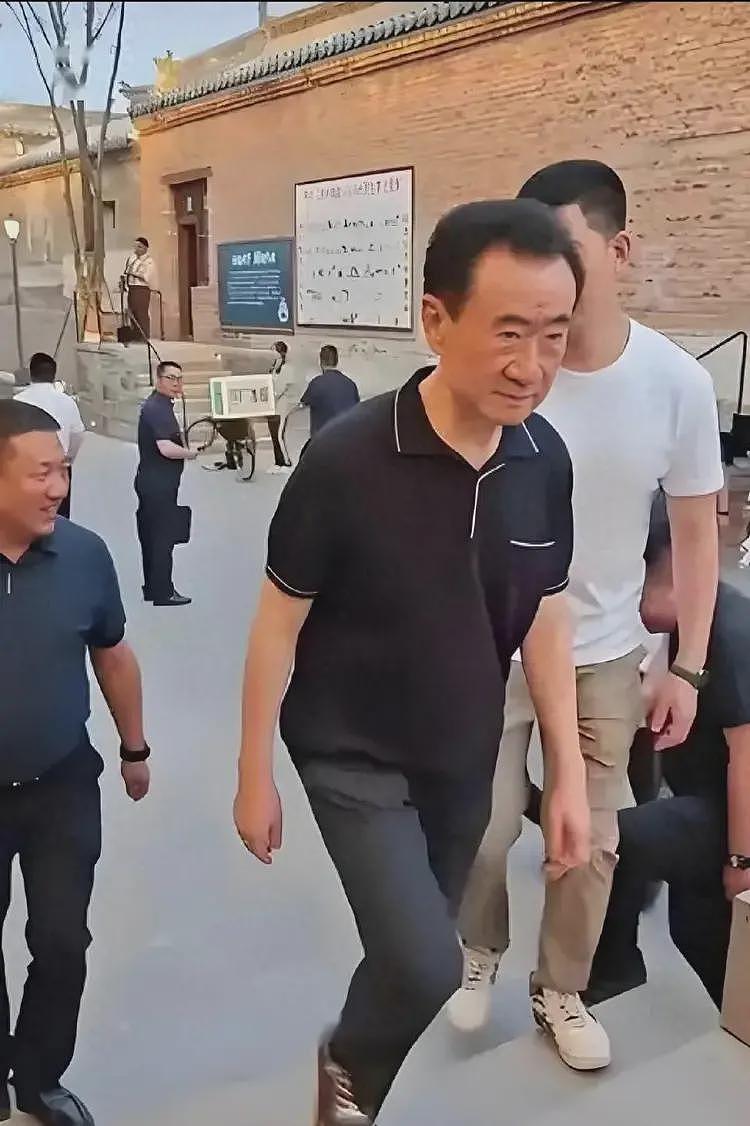 能屈能伸!王健林再卖48座万达,全是熟人接盘,网友一边倒全在夸(组图) - 2