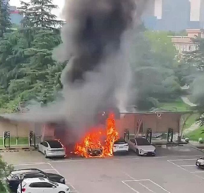 苏州充电站多辆私家车起火,蔚来:其他品牌车辆引燃(视频/组图) - 3
