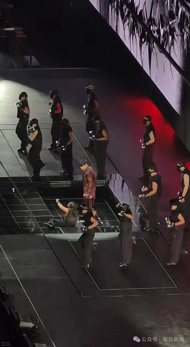 林俊杰演唱会突发意外！一表演者从升降台跌落，林俊杰中断演唱（组图） - 1