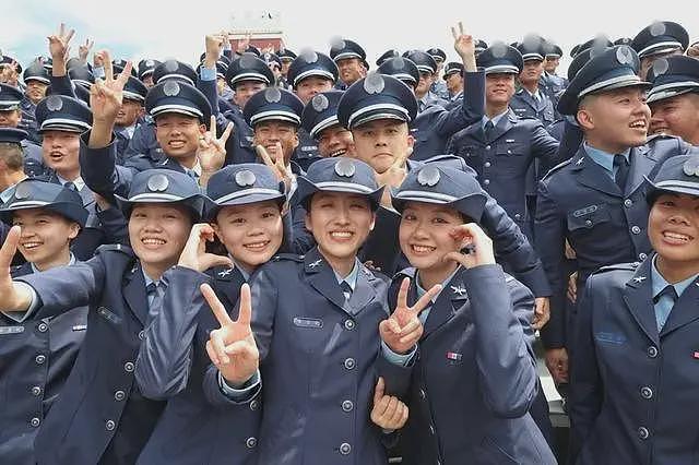 台军校被爆超收女生“补洞”,女多于男创纪录...(图) - 1