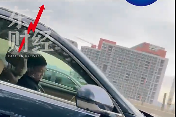网友称偶遇华为余承东“开车睡着”，打招呼被秒回，引驾驶安全争议（组图） - 2