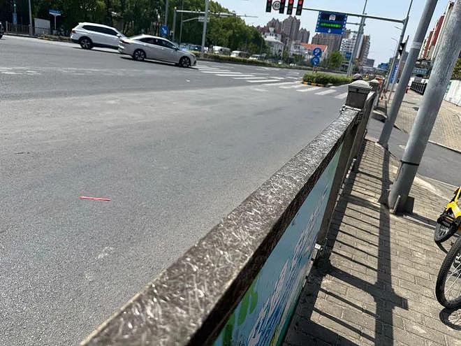 太突然！上海多区已发现，不少市民被刺伤！街头惊现“栏杆刺客”，女子崩溃：去医院也清理不干净（组图） - 6