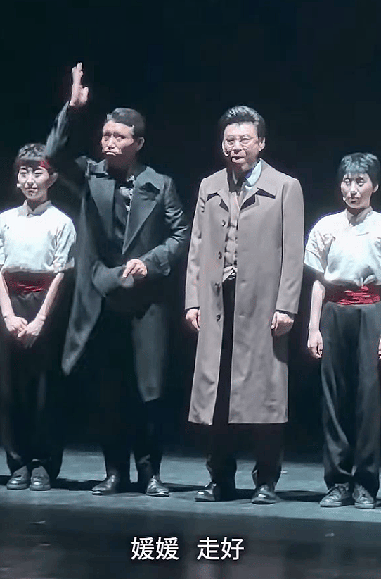 朱媛媛参加女儿入队照片被扒,本本好优秀,从小钢琴绘画样样精通(组图) - 17