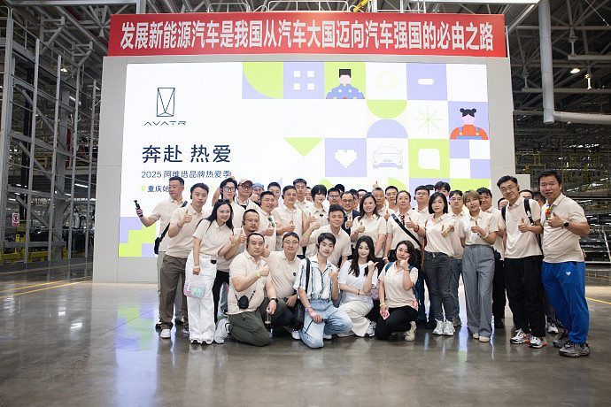 不秀奢靡,不撒狗粮,姚安娜穿工装下工厂,用行动展示自己的价值(组图) - 18