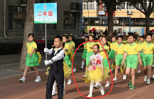 朱媛媛参加女儿入队照片被扒,本本好优秀,从小钢琴绘画样样精通(组图) - 5