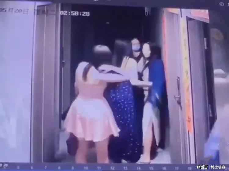 曝醉酒女被两壮男拖进宾馆，3小时后女子被抬出来，现场画面流出（视频/组图） - 4
