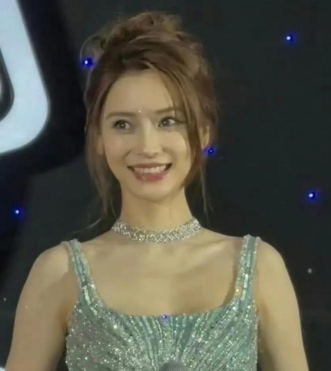 36岁杨颖现身活动，身材消瘦神色拘谨，复出新剧被曝给李沁作配（组图） - 5