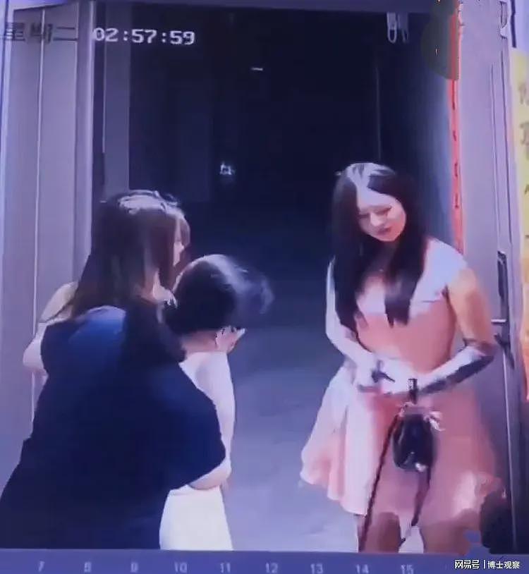 曝醉酒女被两壮男拖进宾馆，3小时后女子被抬出来，现场画面流出（视频/组图） - 7