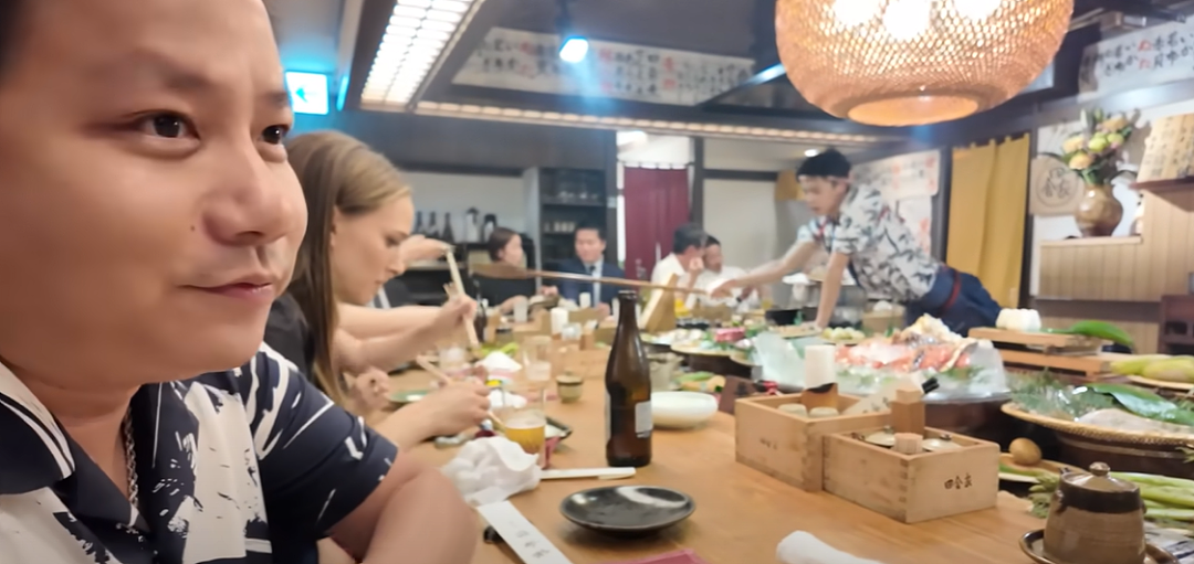 美女奥斯卡影后进寿司店用餐,邻座小伙埋头狂吃整整30分钟都没发觉!回看视频悔死了(组图) - 3