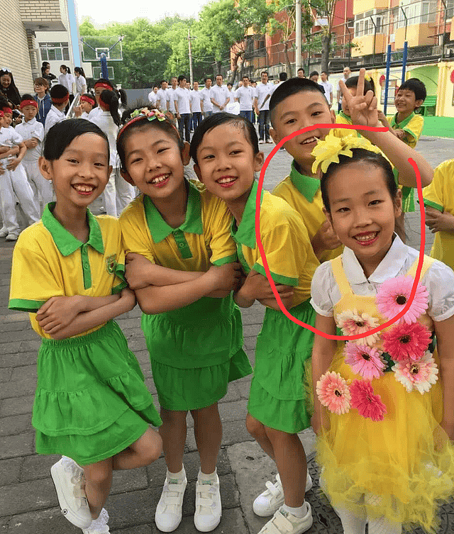 朱媛媛参加女儿入队照片被扒,本本好优秀,从小钢琴绘画样样精通(组图) - 6