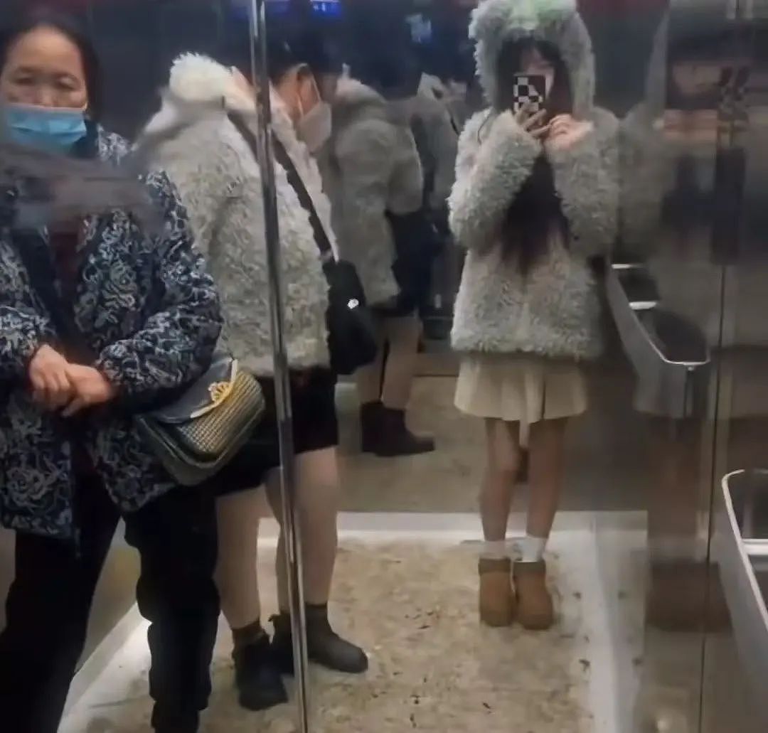 【爆笑】“撞衫经历到底能尴尬到什么地步...？”大爷大妈：穿的像我你无需自卑（组图） - 9
