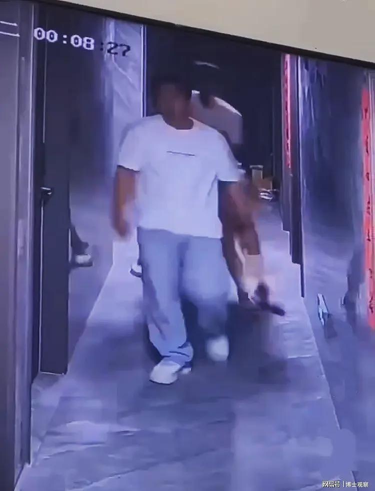 曝醉酒女被两壮男拖进宾馆，3小时后女子被抬出来，现场画面流出（视频/组图） - 2