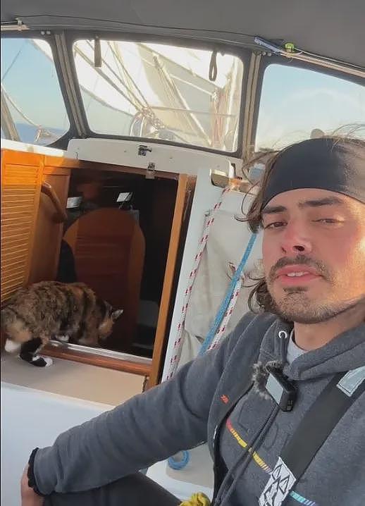 小哥查出罕见病后,放弃一切带着猫出海航行,却意外成为百万人偶像(组图) - 8