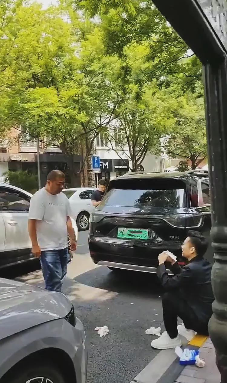 上海一美女街头车震被捉奸,擦拭纸巾扔一地,丈夫一句话信息量大(组图) - 5