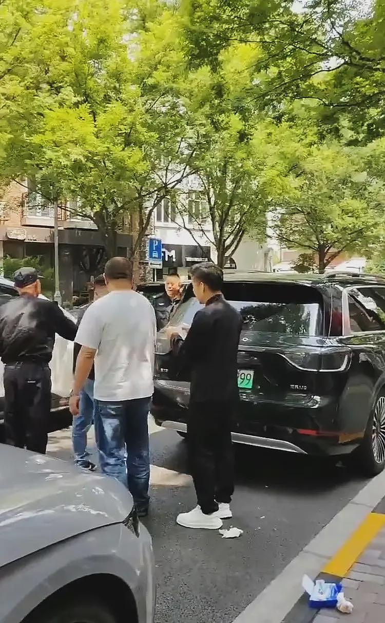 上海一美女街头车震被捉奸,擦拭纸巾扔一地,丈夫一句话信息量大(组图) - 4