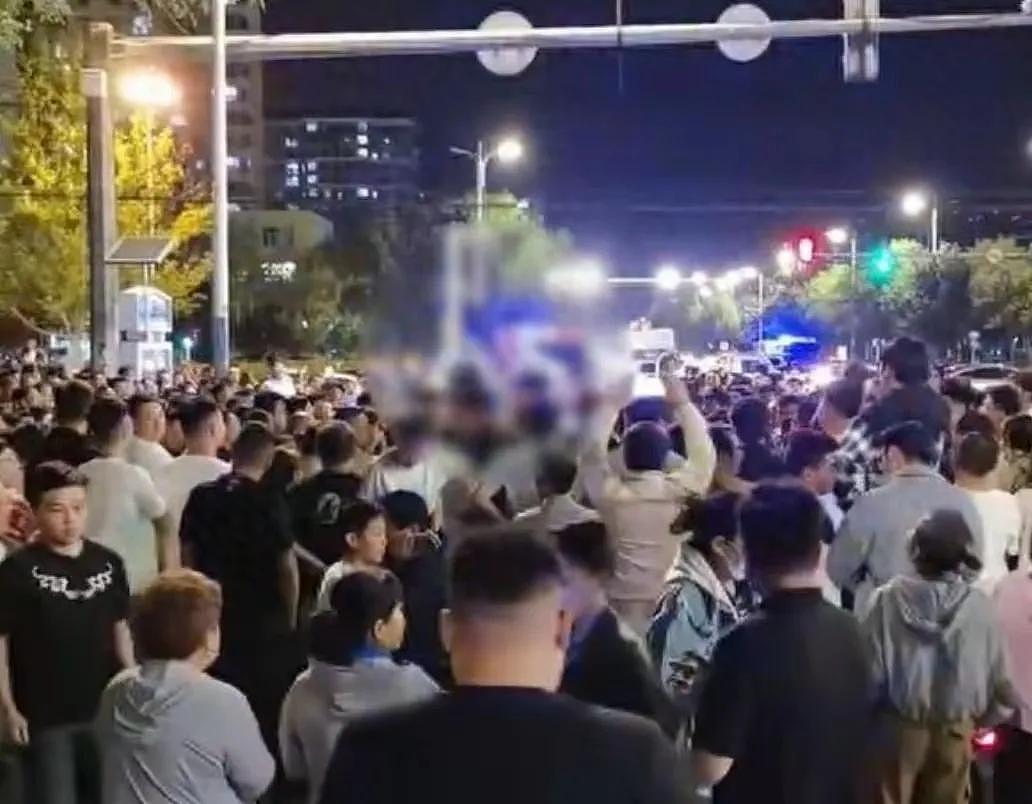 山东滨州商贩“硬钢”城管引围观，场面一度失控，知情人爆料细节（组图） - 2