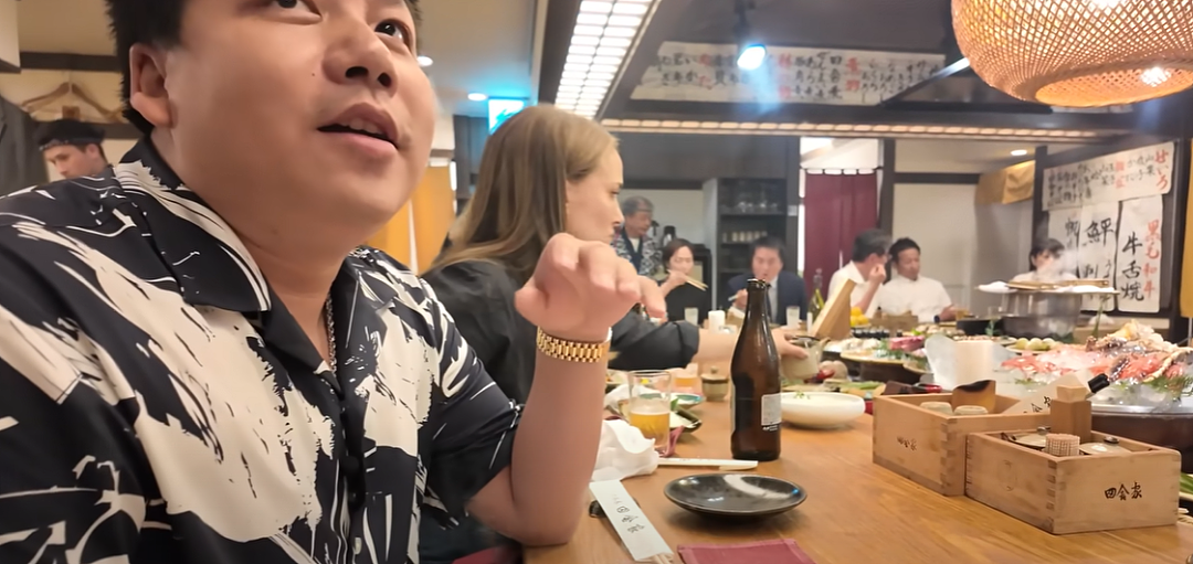 美女奥斯卡影后进寿司店用餐,邻座小伙埋头狂吃整整30分钟都没发觉!回看视频悔死了(组图) - 4