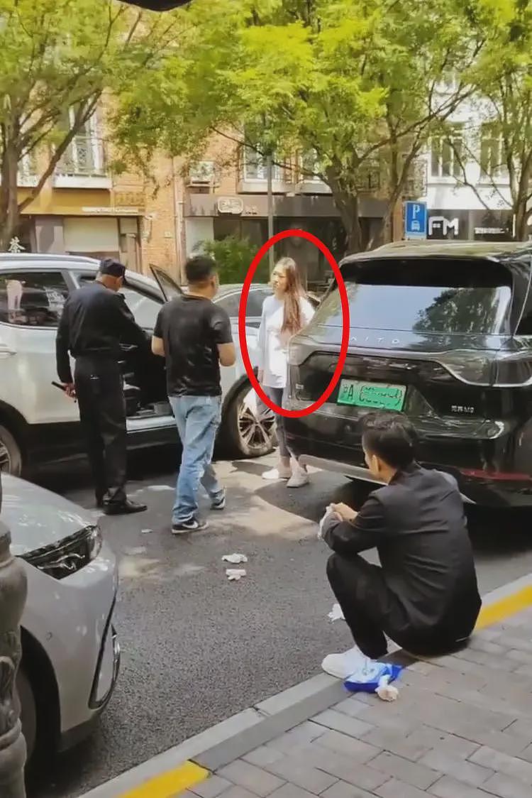上海一美女街头车震被捉奸,擦拭纸巾扔一地,丈夫一句话信息量大(组图) - 1
