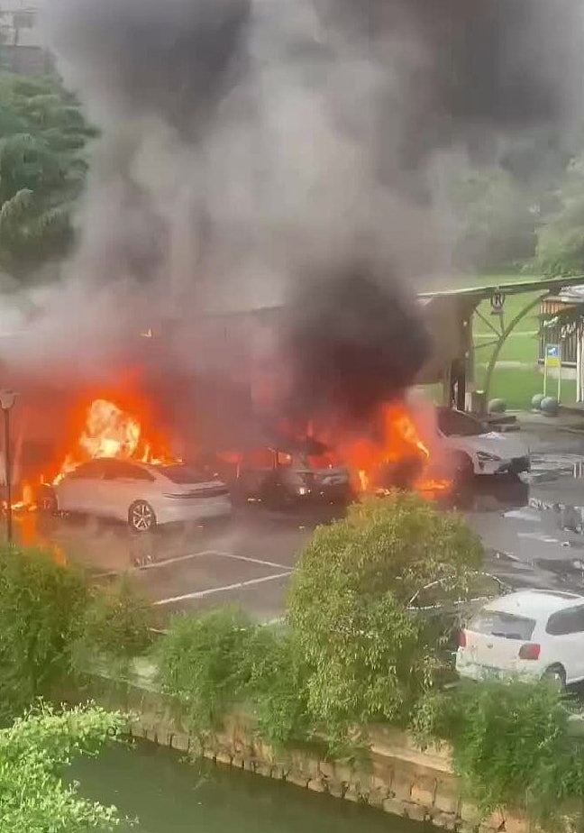 苏州充电站多辆私家车起火,蔚来:其他品牌车辆引燃(视频/组图) - 2