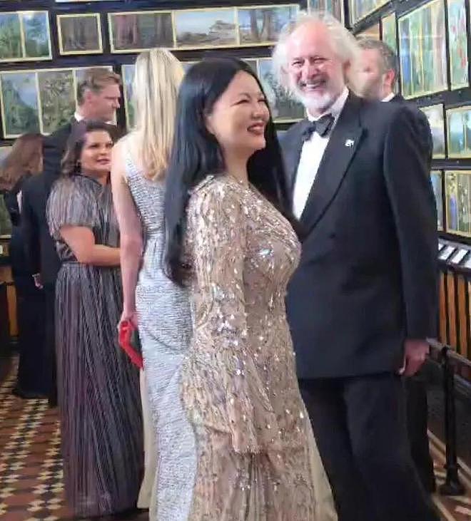 李湘还在晒英国王室合照，姿态太低惹群嘲，卡米拉用指尖和她握手（组图） - 7