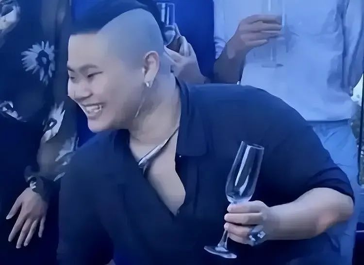 被批“不男不女”的毕凌，把父亲毕福剑所剩无几的体面丢个精光（组图） - 17